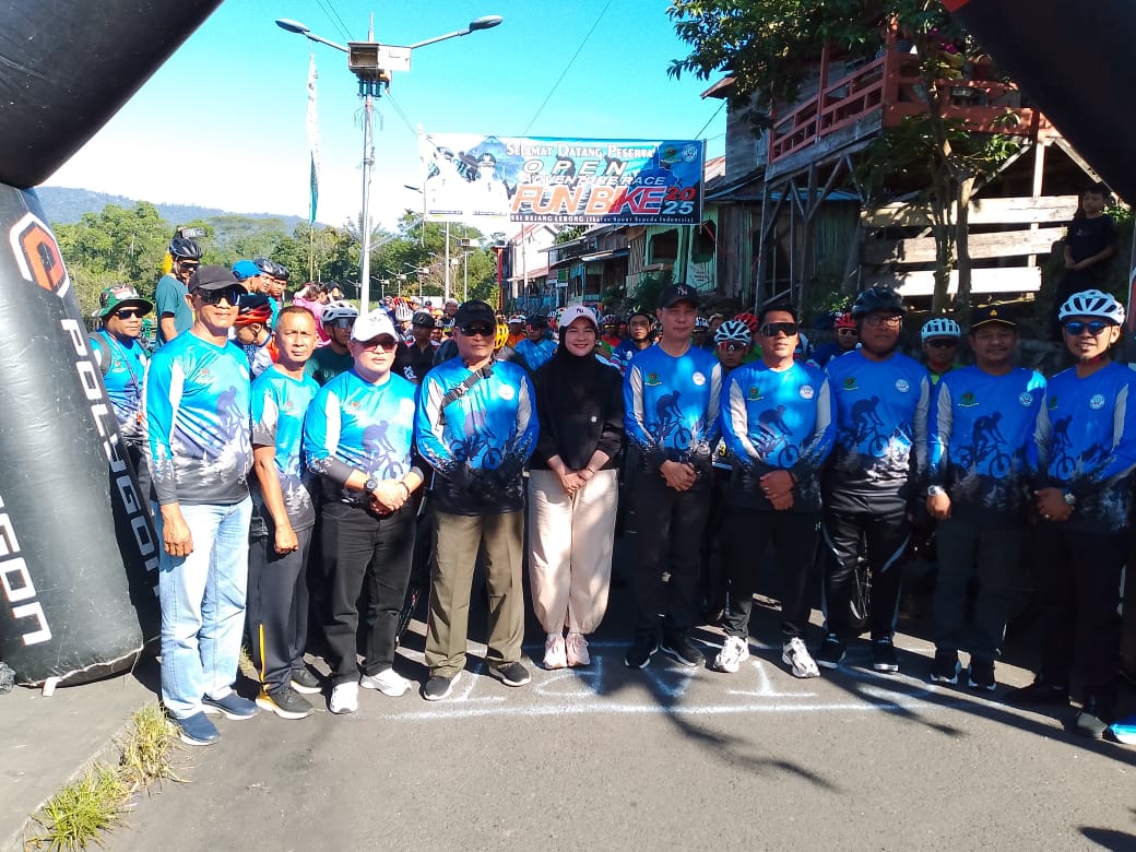 Bupati Rejang Lebong bersama jajaran Forkopimda, peserta Adventure Race dan Fun Bike 2025