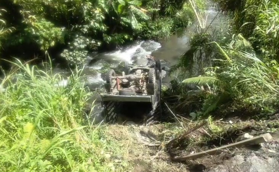 Kondisi mobil Carry muatan semen yang nyungsep ke jurang