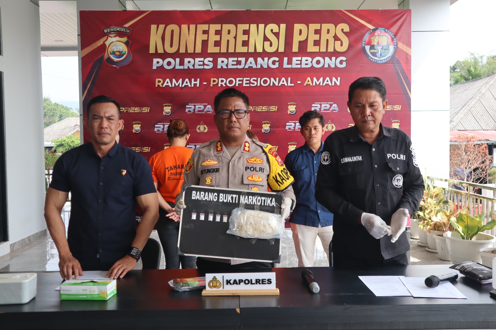 Polisi saat menunjukkan barang bukti yang diamankan