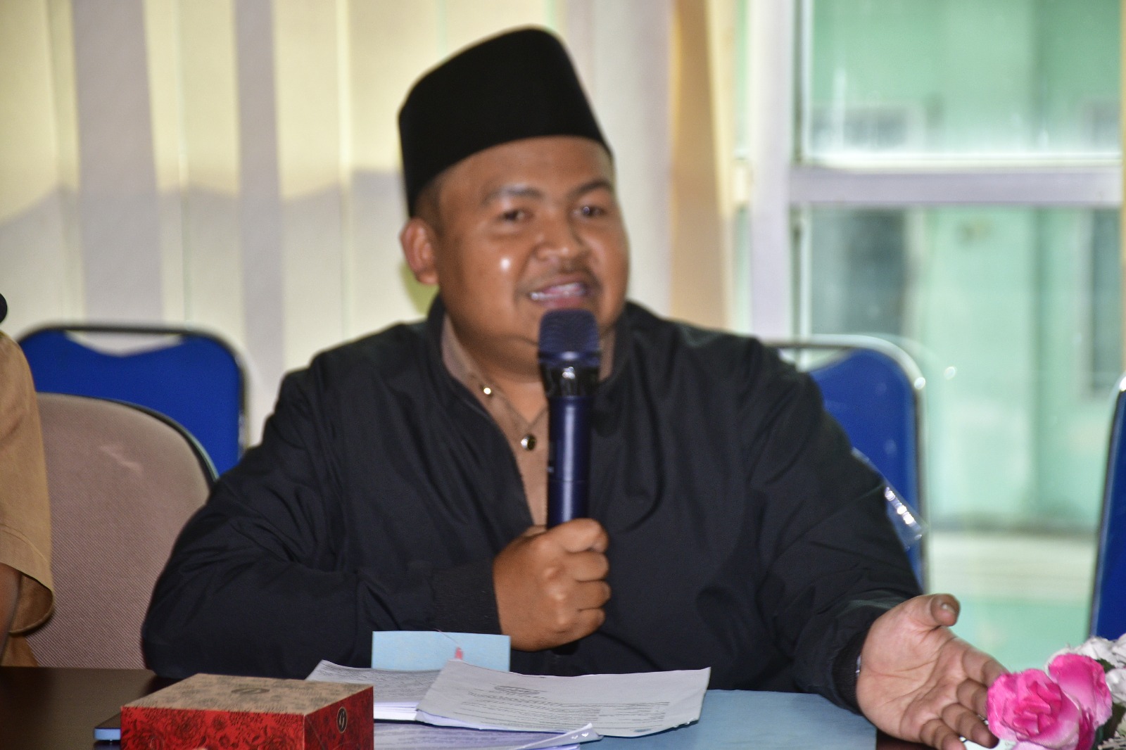 Kades Kampung Baru Rudi Ramdani saat menjelaskan soal pembangunan tower BTS di desanya