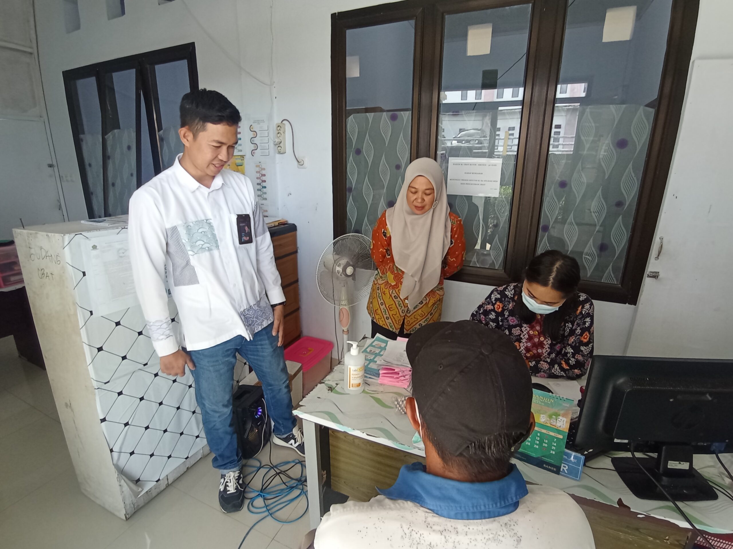 Manager Pos Indonesia Cabang Curup bersama Plt Direktur RSUD Rejang Lebong memantau pasien saat mengambil obat di apotek RSUD