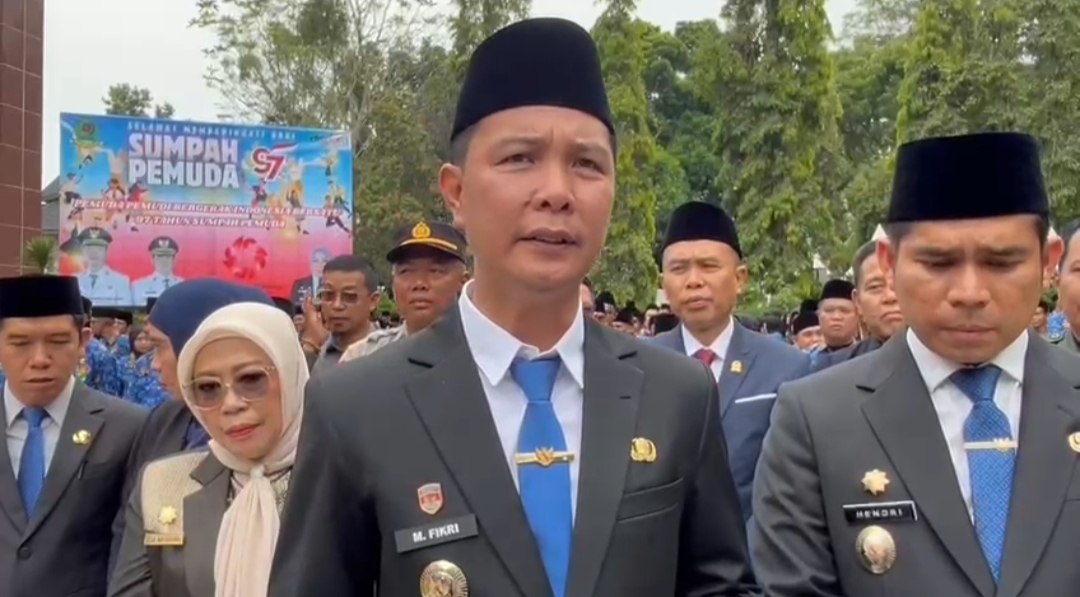 Bupati bersama Wabup saat diwawancara awak media usai pelantikan PPPK