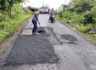 Jalan Berlubang di Desa Pahlawan-Tasikmalaya Mulai Ditambal, Begini Tanggapan Warga!