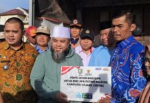 Tinjau Lokasi Puting Beliung di Sumber Urip, Pemkab Rejang Lebong Bersama Gubernur Salurkan Bantuan untuk Warga