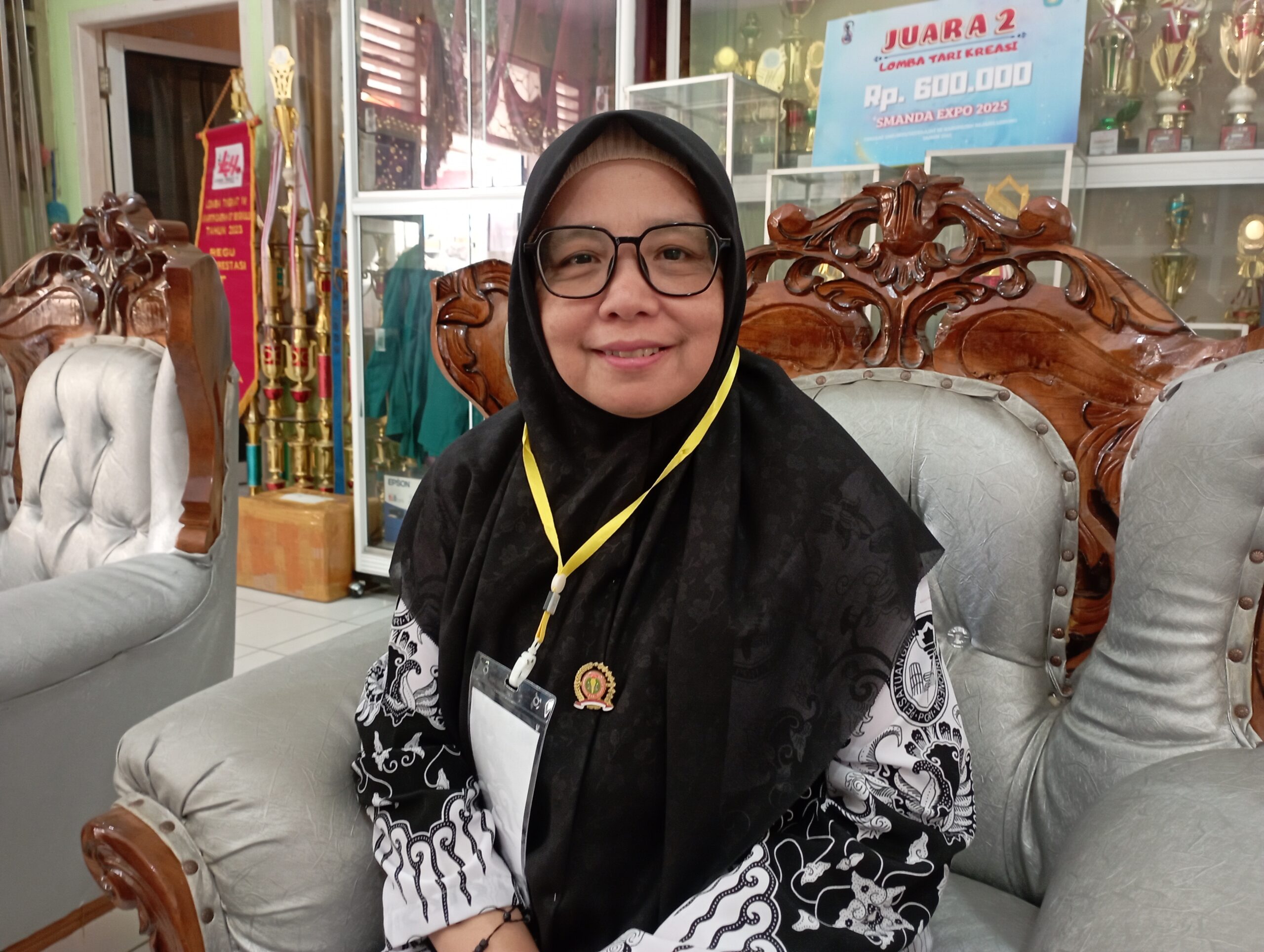 Kepala SMPN 1 Rejang Lebong Rachmawati