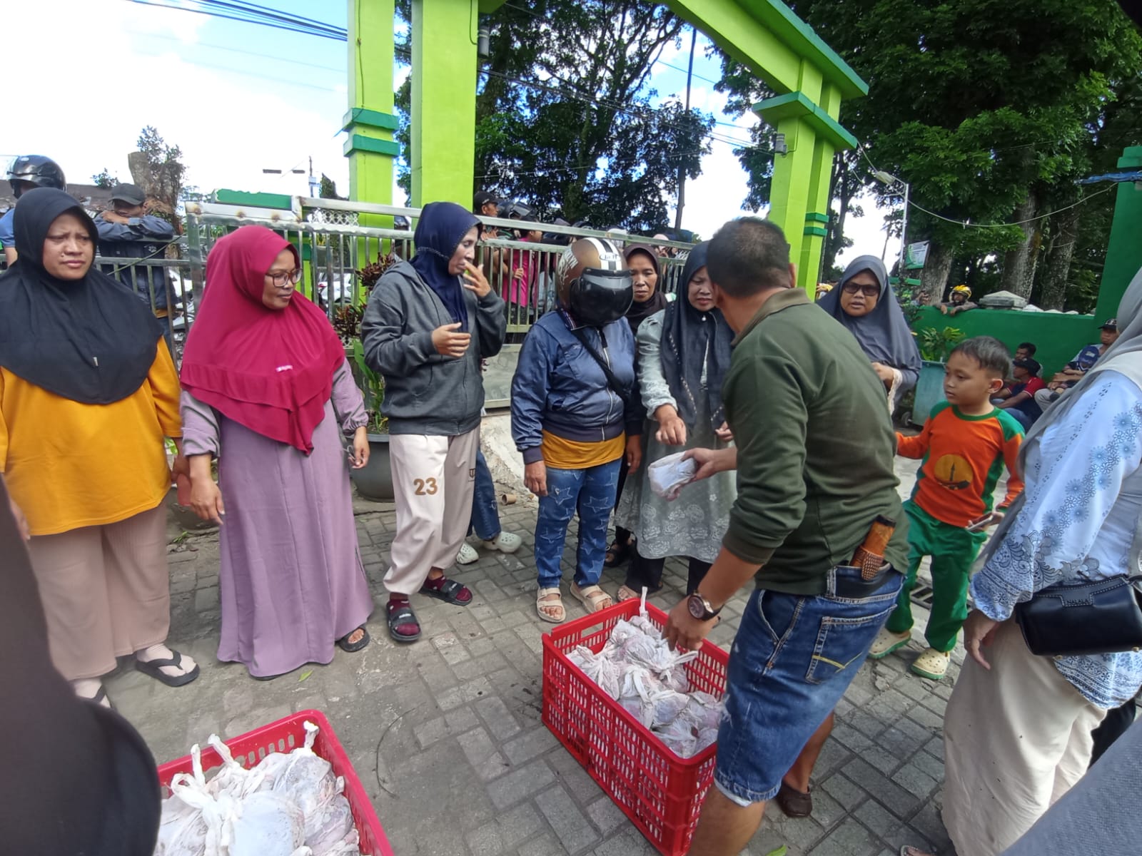 Pembagian daging kurban kepada masyarakat yang membutuhkan