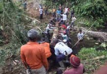 Gotong Royong Warnai Pembangunan Jembatan Perintis Garuda Kodim 0409/Rejang Lebong di Air Rusa, Puluhan Warga Antusias Bersihkan Lokasi