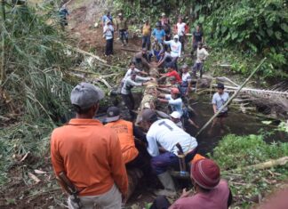 Gotong Royong Warnai Pembangunan Jembatan Perintis Garuda Kodim 0409/Rejang Lebong di Air Rusa, Puluhan Warga Antusias Bersihkan Lokasi