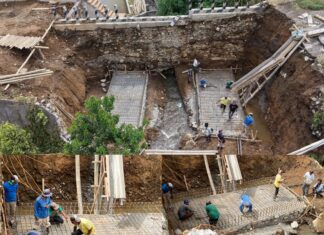 Pembangunan Jembatan Perintis Garuda Kodim 0409/Rejang Lebong di Desa Air Merah Masuk Tahap Perakitan Besi Pondasi