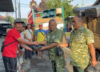 Jumat Berkah, Kodim 0409/Rejang Lebong Bagikan Beras untuk Warga, Perkuat Kepedulian dan Kemanunggalan TNI-Rakyat