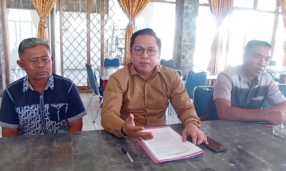 Pengacara tersangka, Hidayat, saat pers release didampingi kedua orang tua tersangka