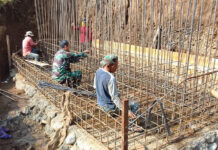 Pembangunan Jembatan Garuda Kodim 0409/Rejang Lebong di Dusun Sawah Mulai Perakitan Besi Pondasi