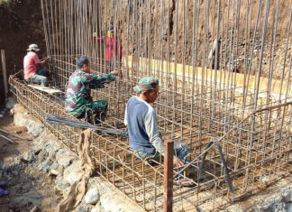 Pembangunan Jembatan Garuda Kodim 0409/Rejang Lebong di Dusun Sawah Mulai Perakitan Besi Pondasi