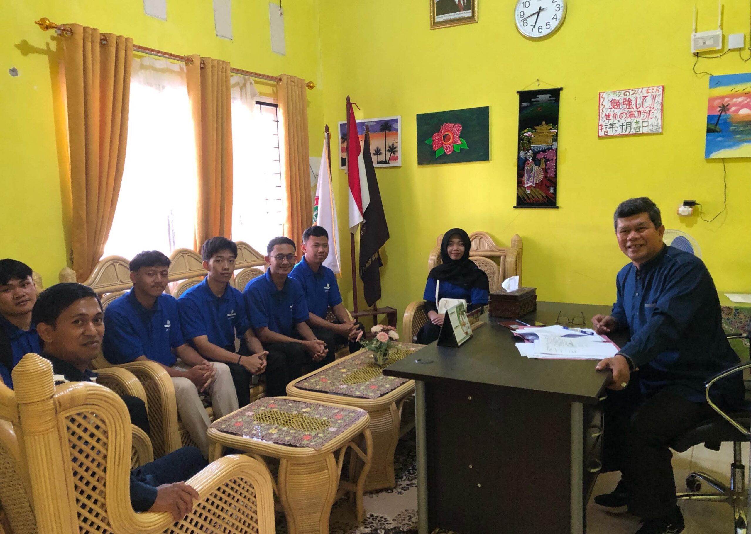 Kepala SMKN 4 Rejang Lebong bersama para alumni yang bekerja di Jepang