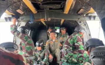 Perintah Presiden Dijalankan, Tim Alfa TNI Terjun dari Udara Padamkan Bara Karhutla Way Kambas