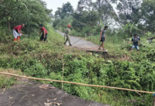 Jejak Pengabdian TNI di Lebong, Babinsa Kodim 0409/Rejang Lebong Gotong-royong Bangun Jembatan Perintis Garuda Bersama Warga