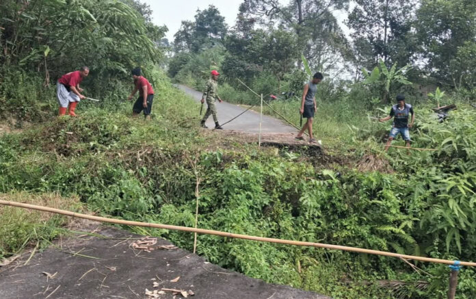 Jejak Pengabdian TNI di Lebong, Babinsa Kodim 0409/Rejang Lebong Gotong-royong Bangun Jembatan Perintis Garuda Bersama Warga
