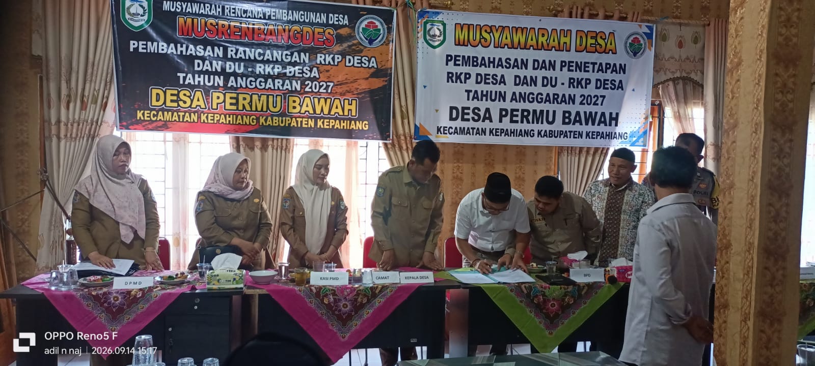 Penandatanganan berita acara oleh ketua BPD Permu Bawah Pahlevi disaksikan langsung Kepala desa Permu Bawah Amansyah,M.Ikom