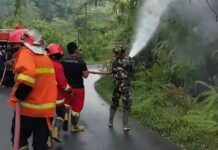 Kebakaran Lahan Dua Hektare di Lebong, Babinsa dan Warga Sigap Bahu-membahu Padamkan Api