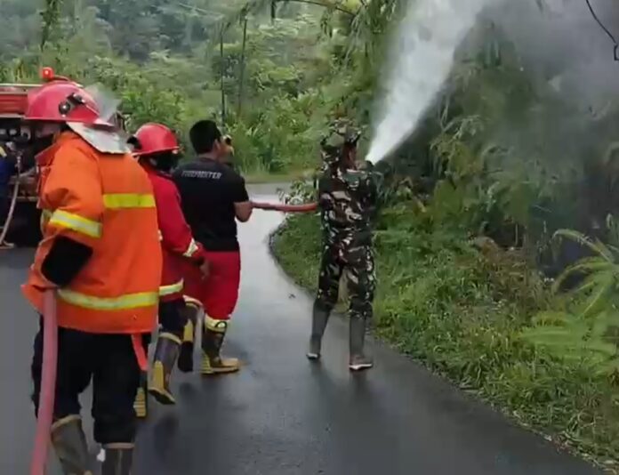 Kebakaran Lahan Dua Hektare di Lebong, Babinsa dan Warga Sigap Bahu-membahu Padamkan Api