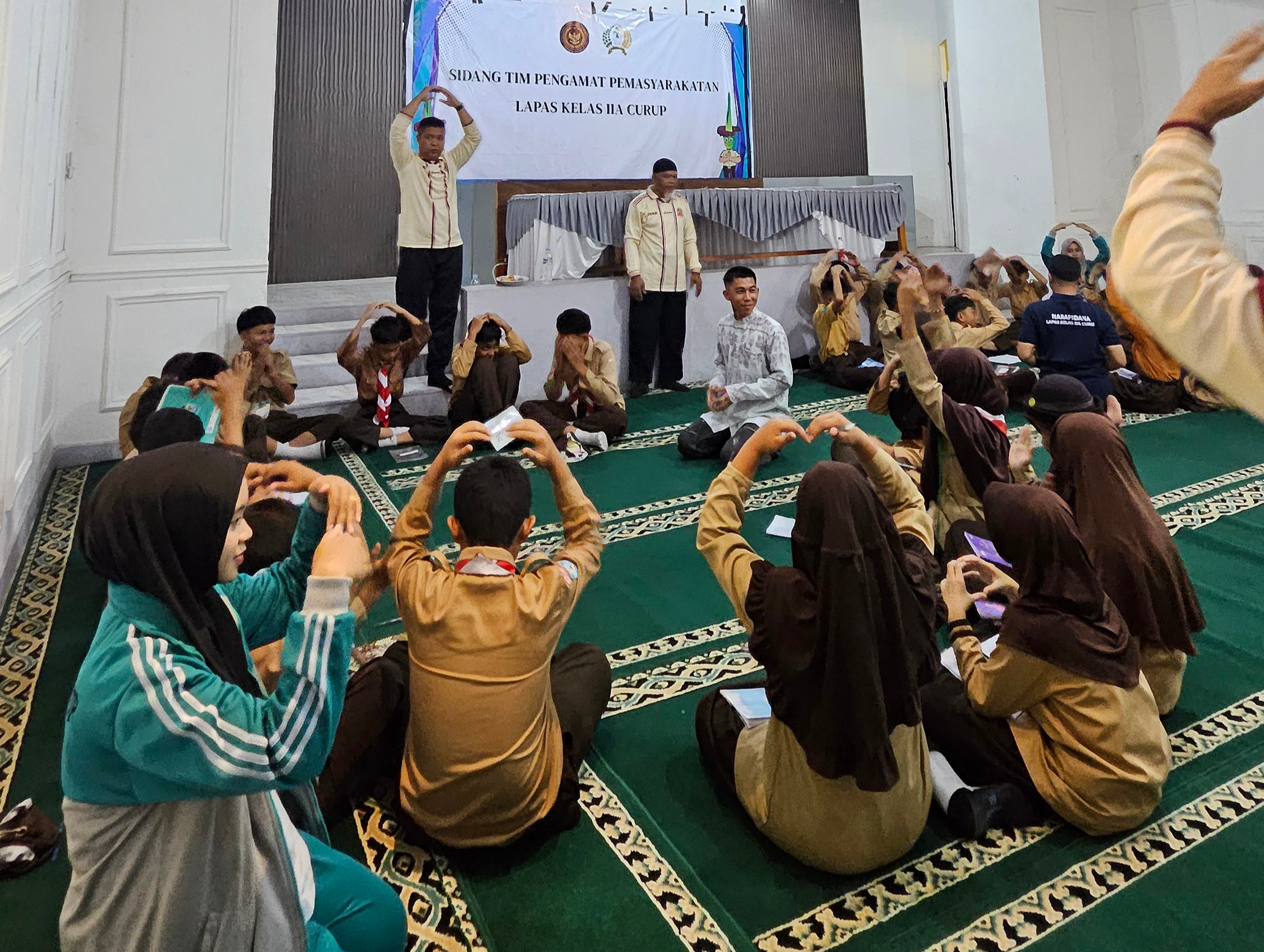 Belajar Kemanusiaan dari Balik Jeruji, Puluhan Siswa SDN 7 Rejang Lebong Outing Class ke Lapas Curup 6 Belajar Kemanusiaan dari Balik Jeruji, Puluhan Siswa SDN 7 Rejang Lebong Outing Class ke Lapas Curup 5