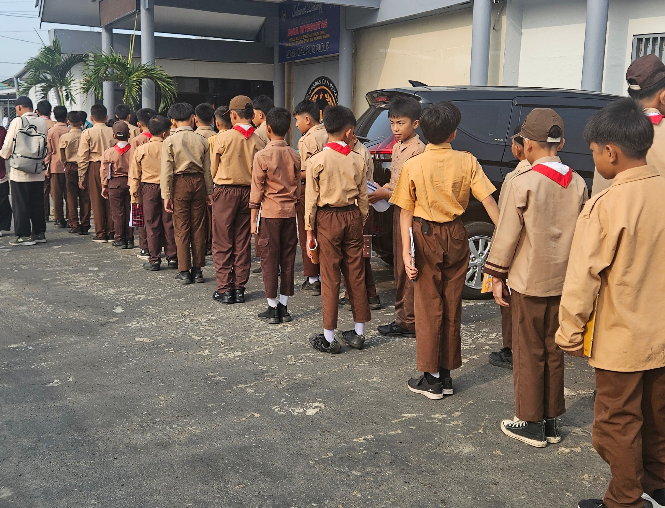 Belajar Kemanusiaan dari Balik Jeruji, Puluhan Siswa SDN 7 Rejang Lebong Outing Class ke Lapas Curup 8 Belajar Kemanusiaan dari Balik Jeruji, Puluhan Siswa SDN 7 Rejang Lebong Outing Class ke Lapas Curup 7