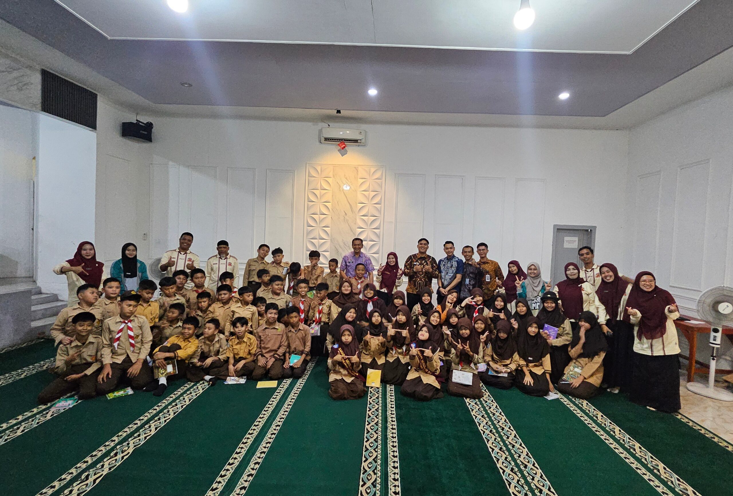Belajar Kemanusiaan dari Balik Jeruji, Puluhan Siswa SDN 7 Rejang Lebong Outing Class ke Lapas Curup 4 Belajar Kemanusiaan dari Balik Jeruji, Puluhan Siswa SDN 7 Rejang Lebong Outing Class ke Lapas Curup 3