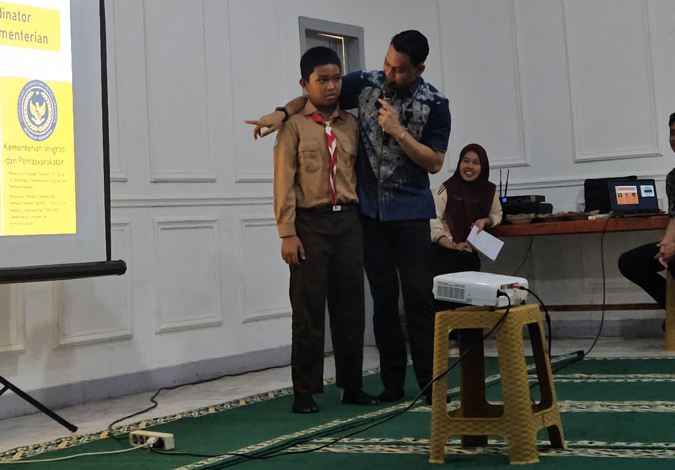 Belajar Kemanusiaan dari Balik Jeruji, Puluhan Siswa SDN 7 Rejang Lebong Outing Class ke Lapas Curup 12 Belajar Kemanusiaan dari Balik Jeruji, Puluhan Siswa SDN 7 Rejang Lebong Outing Class ke Lapas Curup 11