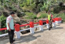 Pastikan Akses Warga Aman, Babinsa Ajai Siang Rutin Cek Kondisi Jembatan Penghubung Dua Desa di Lebong!