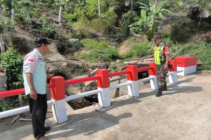 Pastikan Akses Warga Aman, Babinsa Ajai Siang Rutin Cek Kondisi Jembatan Penghubung Dua Desa di Lebong!