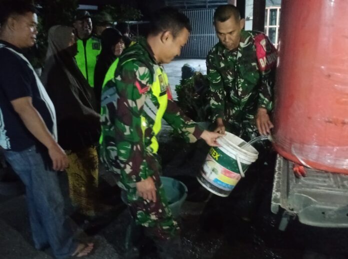Kemarau Melanda, Kodim 0409/Rejang Lebong Suplai Air Bersih untuk Warga Desa Pal Batu