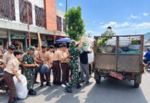 Semarak HUT ke-81 TNI, Kodim 0409/Rejang Lebong dan Warga Kompak Bersihkan Pasar Pagi Kepahiang