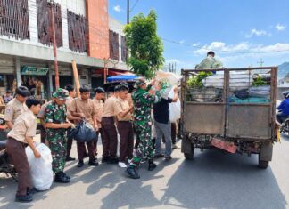 Semarak HUT ke-81 TNI, Kodim 0409/Rejang Lebong dan Warga Kompak Bersihkan Pasar Pagi Kepahiang