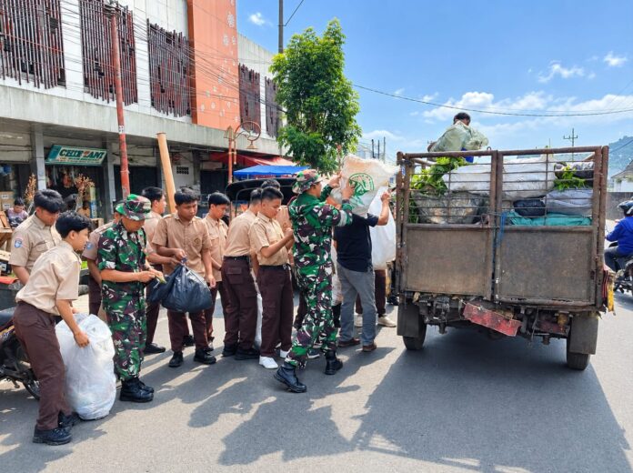 Semarak HUT ke-81 TNI, Kodim 0409/Rejang Lebong dan Warga Kompak Bersihkan Pasar Pagi Kepahiang